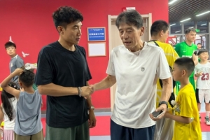 与昔日弟子再会，足球报晒青岛德比赛后李章洙与郑智黄博文重逢照