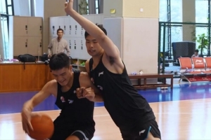 禁区对线，硬碰硬！来看福建男篮训练激烈对抗！