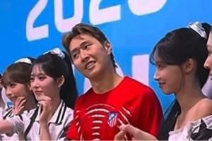 害羞了李刚仁与女团Rescene合影 被请求一起做手势时表情尴尬
