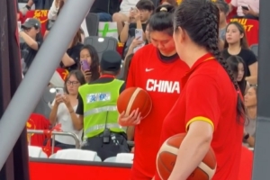 媒体人：张子宇未脱热身服缺席赛前热身 今晚热身赛大概率将缺席