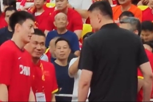 杜锋来到男篮热身赛现场与郭士强指导&助教热聊 胡明轩上前打招呼