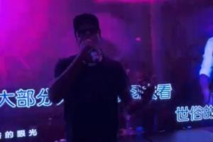 够燥的！杰伦·格林头戴墨镜现身KTV 举麦嗨“唱”李白
