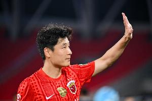 记者：武磊留在球队没扮演球霸，首发因近期训练后膝盖感觉不错