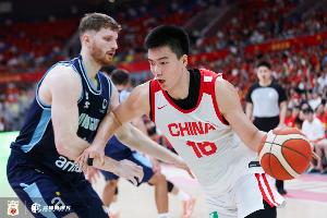 活力十足！焦泊乔半场7中2拿到6分7篮板1帽 3个前场板很亮眼