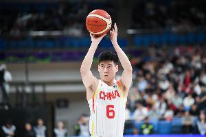 机会不太多！程帅澎替补4中2得到5分2板1助 其中三分2中1