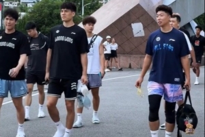广州龙狮男篮已在德江县体育馆完成踩场 期待今晚的比赛！