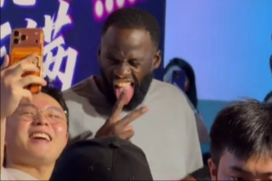 很随和！追梦在欢迎晚宴与球迷合影 吐舌扮鬼脸毫无架子