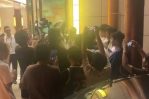 追梦在酒店遇到热情球迷 随后当场为围过来的球迷逐个签名