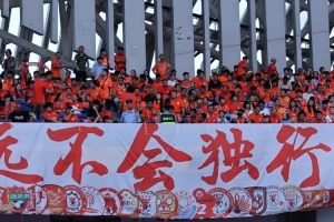 鲁媒：客战青岛西海岸超3000名泰山队球迷助威，坐满多个看台