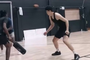 拓媒晒杨瀚森训练片段：休赛期训练 小杨要开启“恐怖模式”了