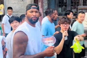 考辛斯现身淄博当地古街！一路闲逛 百余名球迷簇拥跟随！