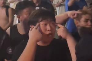 何意味？部分三镇球迷冲击天津球迷大巴，有球迷做拉眼角歧视动作
