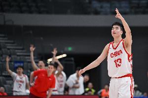 媒体人：中国U18男篮有拼劲&处理球合理 顶抢篮板再进步点会更好