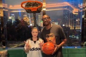 城会玩！哎哟薇COS了个篮筐 杰伦·威廉姆斯配合地完成了“暴扣”