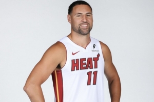 新造型亮相！NBA官方晒克莱身穿热火新战袍