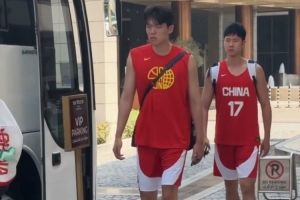 中国男篮去比赛场馆进行赛前最后一次训练