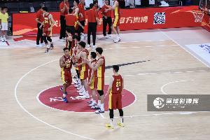 媒体人：男篮这场大胜能缓解球迷的舆论 也能减少球队内部的压力