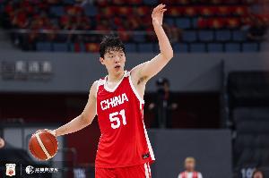 媒体人：杨瀚森低位真练出来了 一招一式真扎实 稳定虐菜也是本事