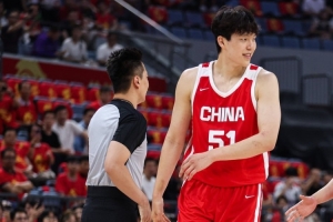 解说：中国男篮需要做的是坚持围绕杨瀚森展开进攻 打现代篮球