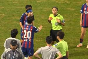 池笑然称遭女主裁言语性骚扰：她吐槽我太敏感了，一定是来例假了