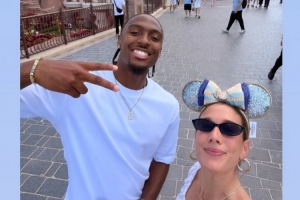 Klutch Sports美女助理晒与马克西合影：唯一让我敢坐过山车的人