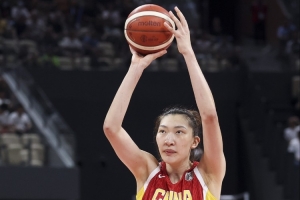 表现不错！韩旭上半场7投3中得到6分3板