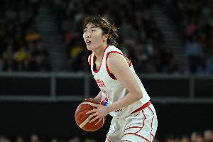 差距有点大！中国女篮首节三分7投仅1中 美国女篮三分10中5