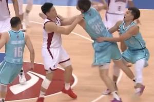 疑似被顶到关键部位！纪卓愤怒挥拳冲向张宁被夺权驱逐出场