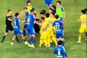 “苏超”南京队2-2战平泰州队，赛后双方球员爆发大面积冲突