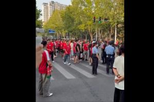 蓉城媒体人晒视频：走在规定封控路段 身后球迷集体大骂+投掷水瓶