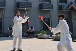 学习中国功夫！太阳官方晒视频：狄龙在武当山和师傅舞剑耍枪