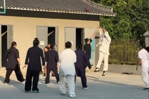 文班行为~狄龙中国行在武当山和道友们打球 投出一个Air ball