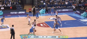 翟晓川对魏莨哲挥肘！评论区怒怼：你应该看看眼睛 你1万多度
