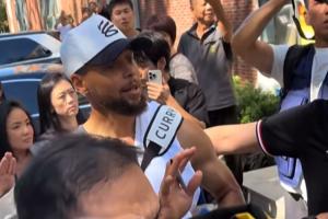 库里互动签名时罕见生气连续要求球迷退后！无奈秩序混乱只能离开