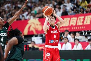 完美表现！杨舒予8中5贡献15分11助3板2断 关键2罚全中锁定胜局
