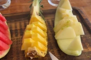 异域风情！詹姆斯晒出海度假期间所享受的餐食：炸鱼+水果