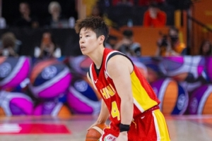 不在状态！李缘半场3投0中一分未得&拿2板有1失误 三分2中0