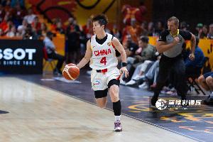 张曼曼+李缘合计5中1仅得3分1助！媒体人：控球后卫只负责控球？