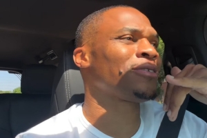 又High了！威少边开车边开心唱歌 这是完全沉浸其中了