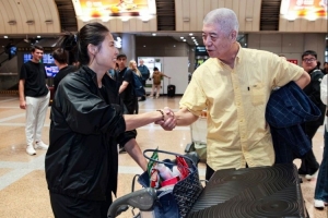 中国女篮结束世界杯征程抵达北京 篮协副主席徐济成迎接队伍归国