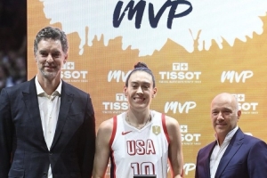 为其颁奖！大加索尔祝贺斯图尔特荣获女篮世界杯MVP：实至名归
