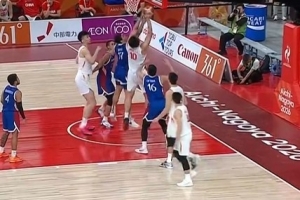 翻江倒海！王俊杰连续点抢3个前场篮板补篮得手 追身三分再度轰进