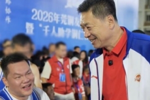 李春江打趣朱芳雨：你投得太软了 跟豆腐似的 使不上劲
