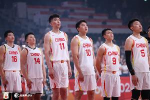优势明显！中国男篮半场篮板数25-10领先对手 前场篮板11-1
