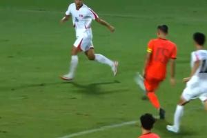 U23国足反超！37岁吴曦精彩吊射破门+捂嘴难以置信，本场传射建功