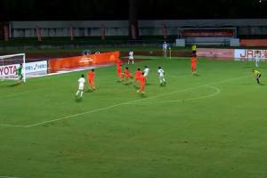 U23国足0-1落后！对手传中后防连续解围不干净，崔国后插上破门