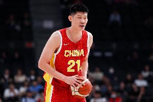 抢疯了！中国男篮篮板42-26压制沙特 前场板15个比对手多近一倍