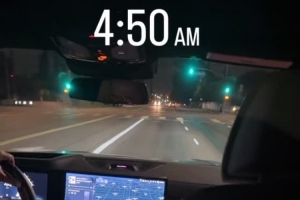 结束度假！詹姆斯晒自己洛杉矶时间凌晨4点50分乘车出门前去训练