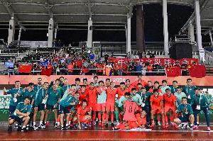 与你同在！U23国足赛后大合影举起了因伤缺席的李镇全的球衣