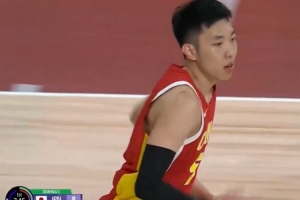 还得靠你！廖三宁面筐突破强硬对抗上篮 助中国队再次止血！